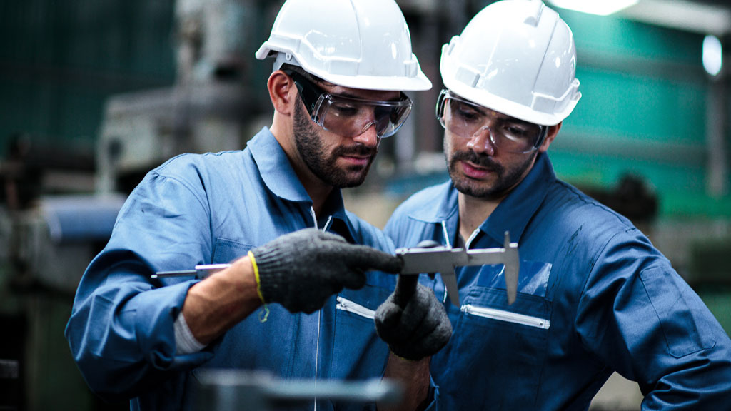 Personne activant un gilet rafraîchissant par trempage dans un bac d'eau